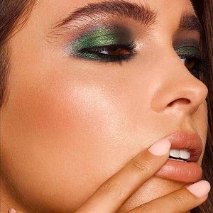 NWT…PERSONA COSMETICS “Identity Two Eyeshadow 🎨 Palette” 5 Star 🌟 REVIEWS!!!!